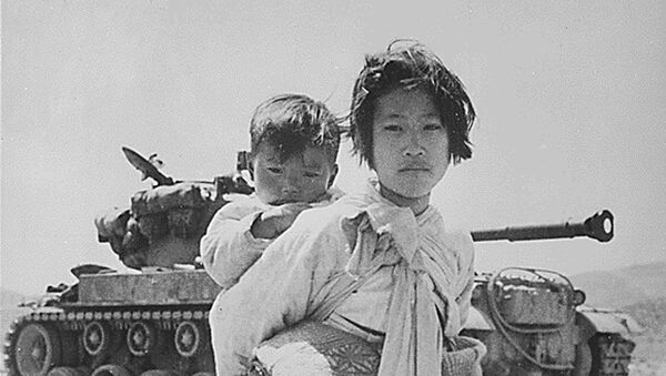 Sestra nosi brata na leđima dok beže od ratnih operacija, Haengdžu, Koreja 1951. - Sputnik Srbija