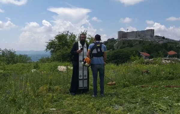 Албанац моторном косилицом ометао епископа Атанасија да служи помен на Косову /фото, видео/ Албанац моторном косилицом ометао епископа Атанасија да служи помен на Косову /фото, видео/ - Sputnik Србија