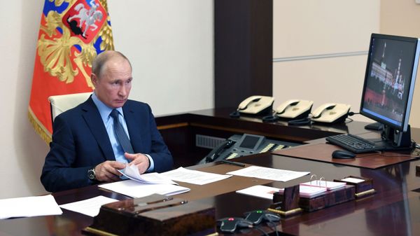 Владимир Путин у свом кабинету - Sputnik Србија
