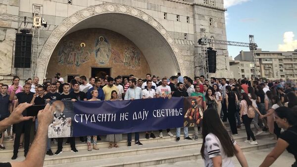Студенти испред Саборног храма Христовог Васкрсења у Подгорици - Sputnik Србија