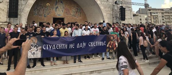 Студенти испред Саборног храма Христовог Васкрсења у Подгорици Студенти испред Саборног храма Христовог Васкрсења у Подгорици - Sputnik Србија