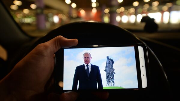 Vladimir Putin na smarfonu - Sputnik Srbija