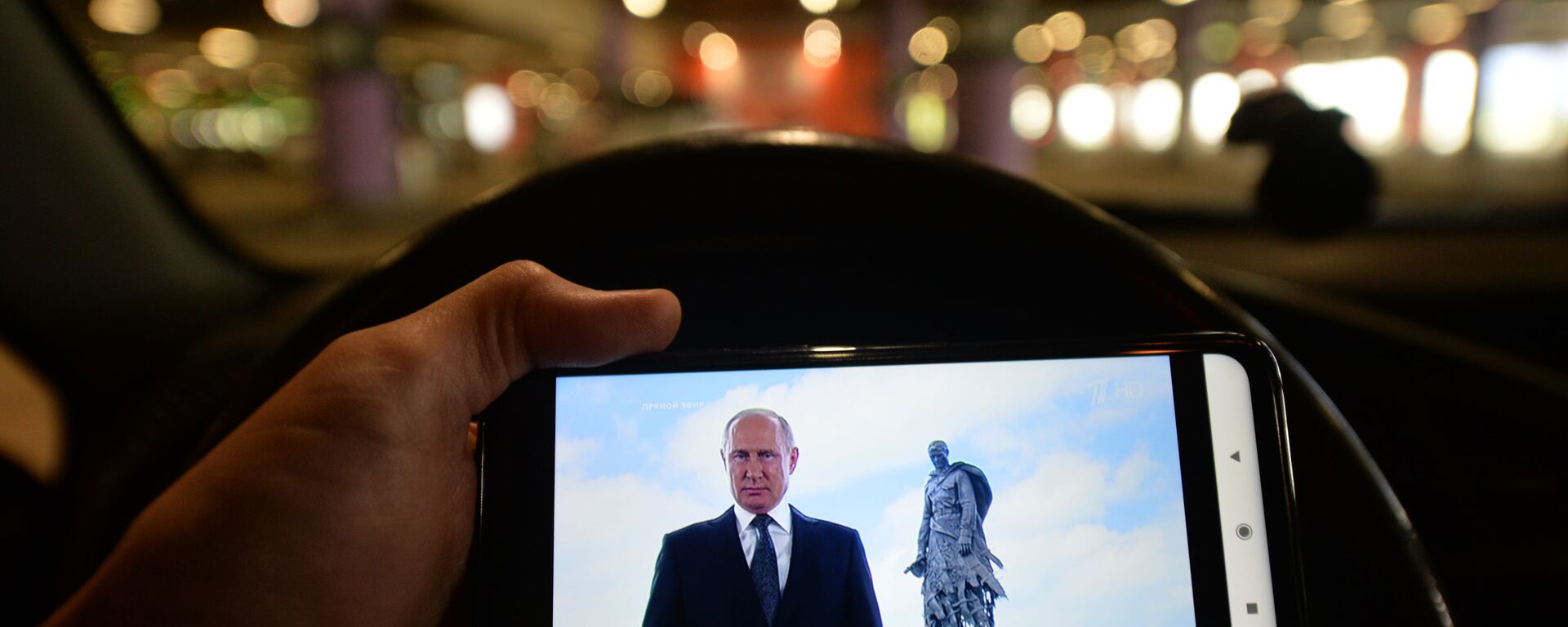 Владимир Путин на смарфону - Sputnik Србија, 1920, 15.06.2026