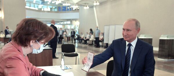 Путин гласао о изменама Устава Путин гласао о изменама Устава - Sputnik Србија