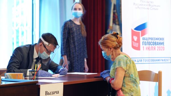 Ruski državljani glasaju o izmenama Ustava u ambasadi u Beogradu - Sputnik Srbija