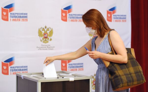 Више стотина руских држављана већ гласало у амбасади у Београду о изменама Устава /фото/ - Sputnik Србија