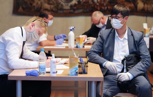 Више стотина руских држављана већ гласало у амбасади у Београду о изменама Устава /фото/ - Sputnik Србија