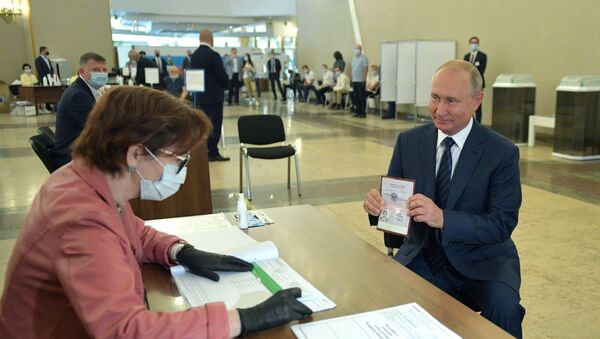 Predsednik Vladimir Putin tokom glasanja o izmenama i dopunama Ustava Ruske Federacije. - Sputnik Srbija