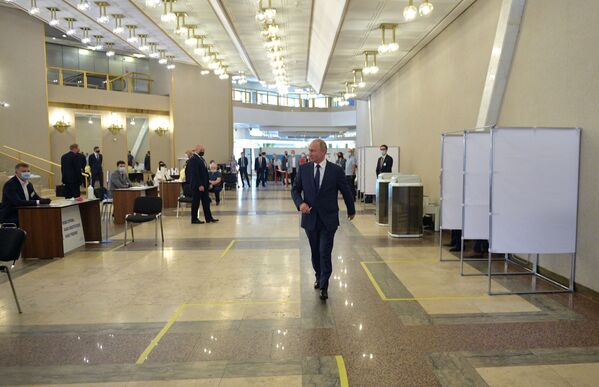 Председник Владимир Путин стиже на бирачко место како би гласао о изменама и допунама Устава Руске Федерације. - Sputnik Србија