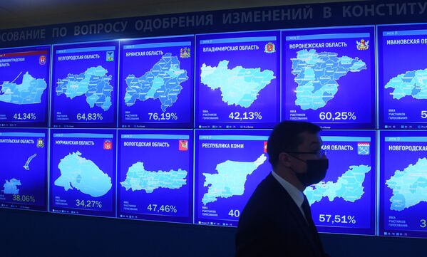 Tabla Centralne izborne komisije Rusije sa podacima iz svake regije i procentom glasova o izmenama Ustava. - Sputnik Srbija