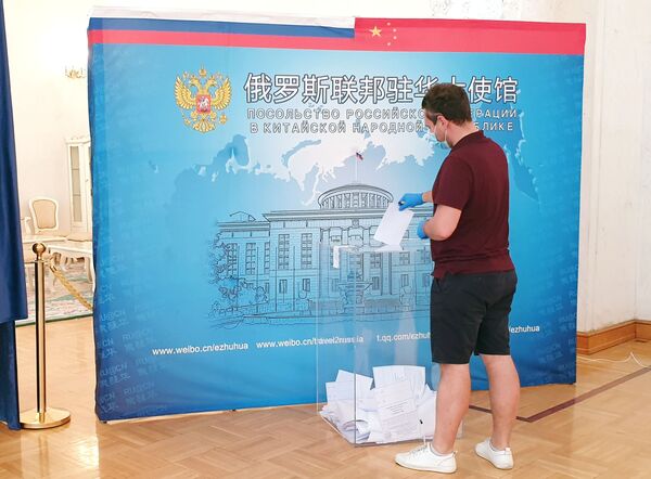 Muškarac glasa na biračkom mestu postavljenom u Ruskoj ambasadi u Pekingu u Kini.
 - Sputnik Srbija