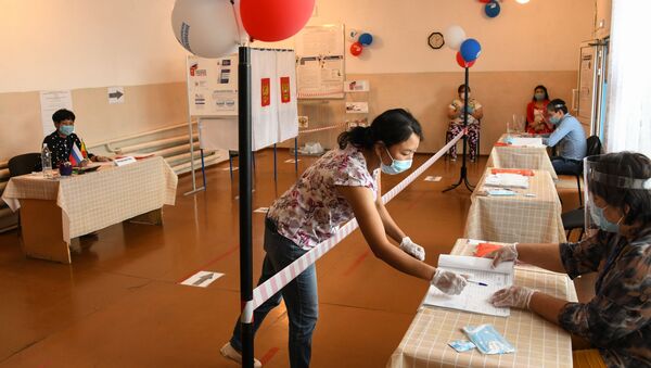 Žena sa maskom glasa na biračkom mestu naselju Ugdan, Zabajkalski kraj, Rusija. - Sputnik Srbija
