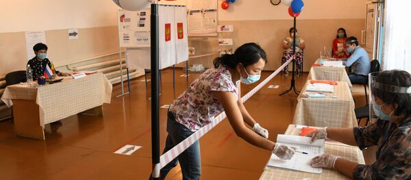 Жена са маском гласа на бирачком месту насељу Угдан, Забајкалски крај, Русија. - Sputnik Србија