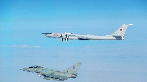 Британски Тајфун прати руски авион Ту-142  - Sputnik Србија