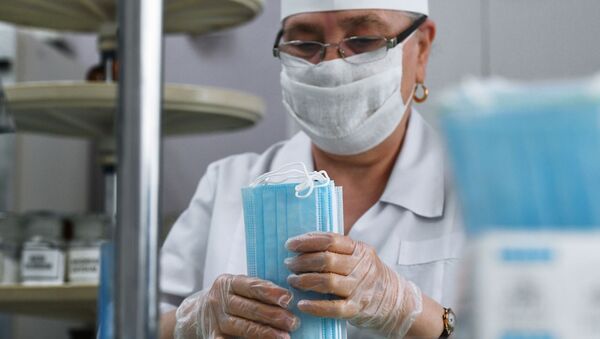 Сотрудница аптеки №6 фасует одноразовые медицинские маски в упаковки - Sputnik Србија