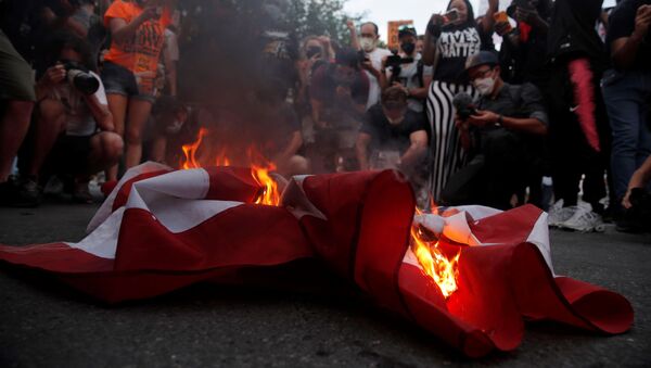 Demonstranti zapalili američku zastavu ispred Bele kuće - Sputnik Srbija