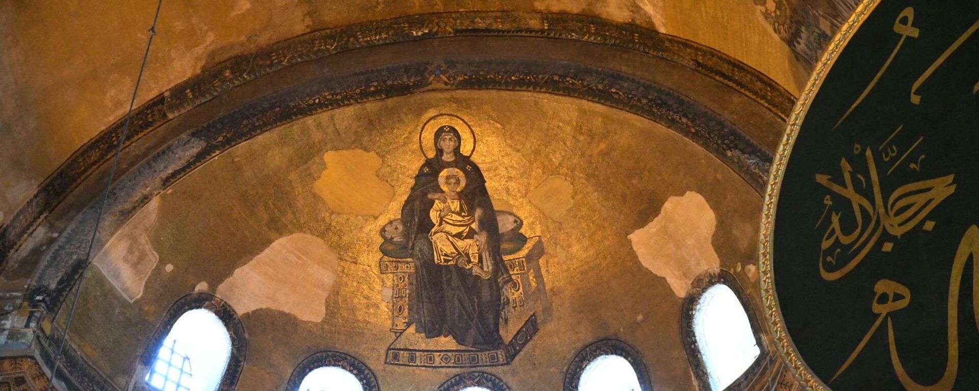 Богородица са Христом у наручују у поткуполном делу - неми сведок и редак очувани фрагмент као успомена на прохујало време моћне Византије Богородица са Христом у наручују у поткуполном делу - неми сведок и редак очувани фрагмент као успомена на прохујало време моћне Византије - Sputnik Србија, 1920, 23.03.2025