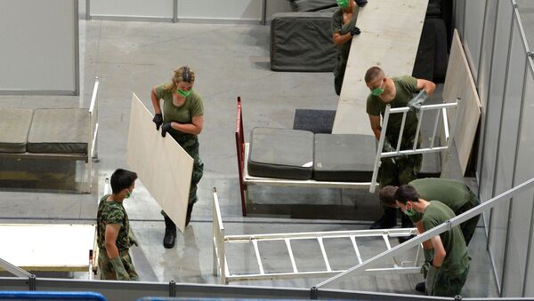 Vojnici postavljaju krevete u Areni koja postaje kovid bolnica - Sputnik Srbija