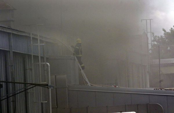 Пожар у новосадској фабрици, двоје мртвих Пожар у новосадској фабрици, двоје мртвих - Sputnik Србија