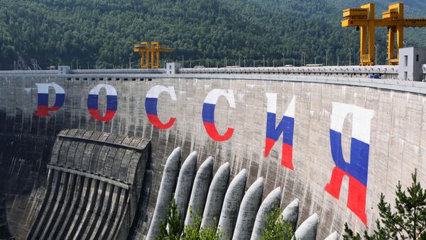 Grafit „Rusija“ na brani hidroelektrane  - Sputnik Srbija