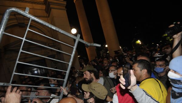 Сукоб демонстраната и полиције испред Скупштине. - Sputnik Србија