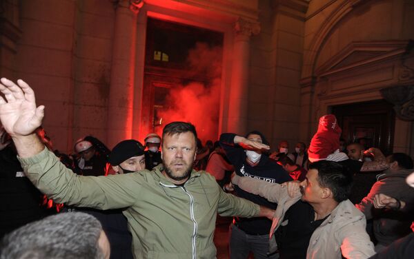 Демонстранти пале бакље испред Скупштине. - Sputnik Србија