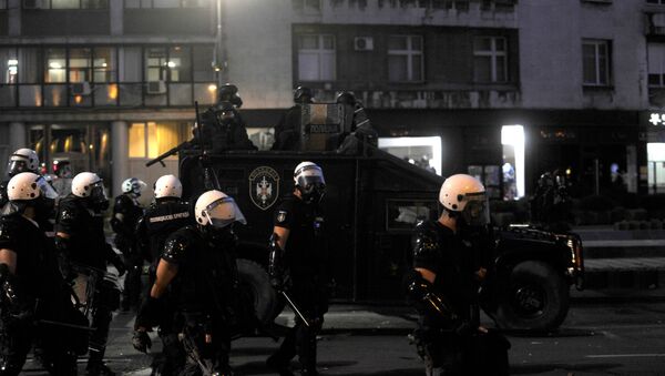 Pripadnici policije na ulicama Beograda tokom protesta - Sputnik Srbija