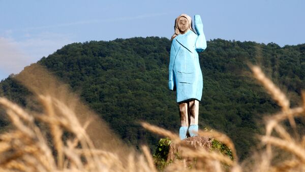 Дрвена статуа Меланије Трамп у словеначкој Севници - Sputnik Србија