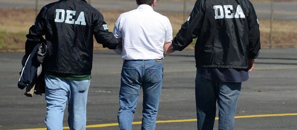 Pripadnici DEA privode narko dilera Pripadnici DEA privode narko dilera - Sputnik Srbija