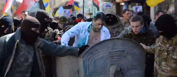 „Десни сектор“ бацио државног службеника у контејнер - Sputnik Србија