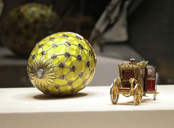 Faberžeovo jaje - Eksponat u obnovljenom muzeju „Faberže‟ u palati Šuvalov u Sankt Peterburgu. - Sputnik Srbija