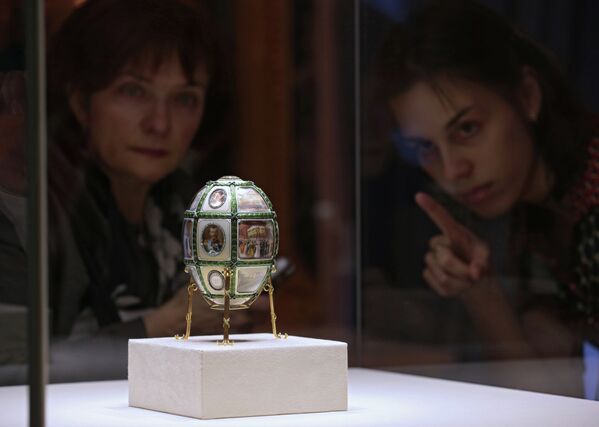 Uskršnje Faberžeovo jaje - Eksponat u obnovljenom muzeju „Faberže‟ u palati Šuvalov u Sankt Peterburgu. - Sputnik Srbija