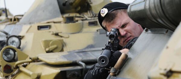 Военнослужащий Внутренних войск МВД России во время учений на Кадамовском полигоне в Ростовской области Военнослужащий Внутренних войск МВД России во время учений на Кадамовском полигоне в Ростовской области - Sputnik Србија