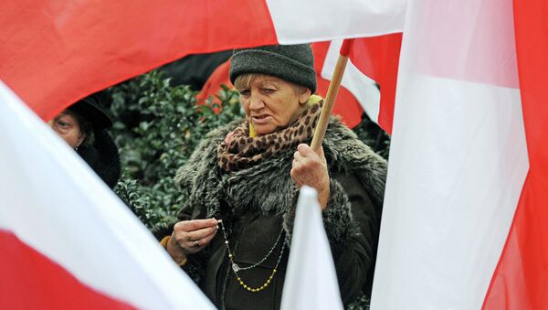 Žena između poljskih zastava - Sputnik Srbija