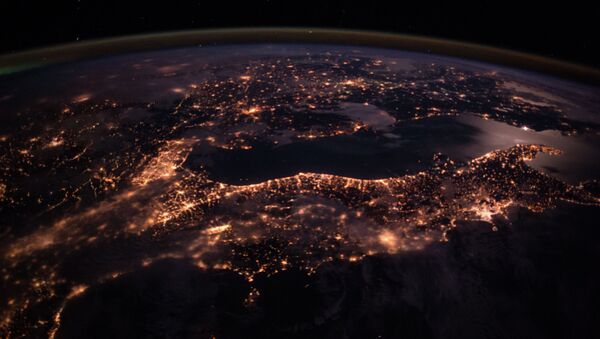 Поглед на ноћно небо над Европом са Међународне свемирске станице - Sputnik Србија
