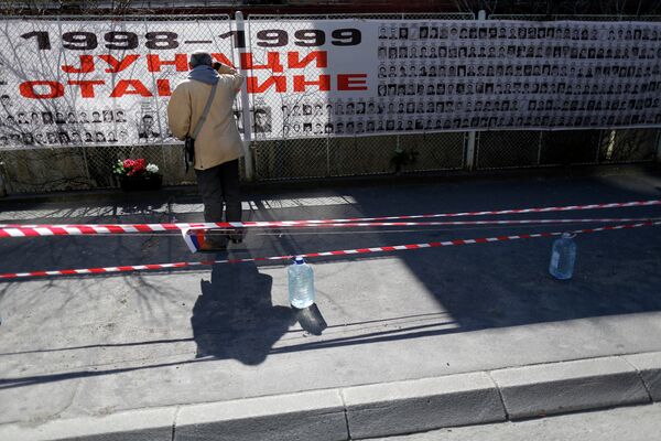 Grupa stručnjaka za međunarodno pravo, sa bivšim ombudsmanom Marekom Novickim na čelu, od 2006. godine se bavi tužbama kosovskih Srba, Roma i Albanaca protiv misije Ujedinjenih nacija. Smatraju je odgovornom zato što nije zaštitila članove njihovih porodica koji su nestali ili ubijeni u pogromima OVK. Grupa stručnjaka za međunarodno pravo, sa bivšim ombudsmanom Marekom Novickim na čelu, od 2006. godine se bavi tužbama kosovskih Srba, Roma i Albanaca protiv misije Ujedinjenih nacija. Smatraju je odgovornom zato što nije zaštitila članove njihovih porodica koji su nestali ili ubijeni u pogromima OVK. - Sputnik Srbija