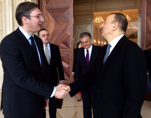 „Наша подршка Србији је јасна, а наше компаније желе да учествују са више пројеката у Србији, јер су задовољне условима и подршком коју у вашој земљи добијају“, истакао је Алијев и закључио да постоји велики интерес азербејџанских компанија за учешће у процесу приватизације српских предузећа. - Sputnik Србија