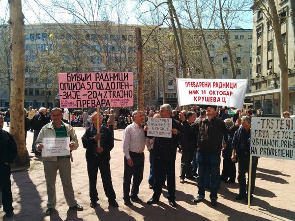 Udruženje sindikata penzionera ukazalo je i na to da su tim neustavnim zakonom svi penzioneri, ali i njihove porodice, dovedeni na ivicu egzistencije, jer „najveći broj penzionera od svojih penzija izdržava i svoju, većinom nezaposlenu, decu i unuke“. Udruženje sindikata penzionera ukazalo je i na to da su tim neustavnim zakonom svi penzioneri, ali i njihove porodice, dovedeni na ivicu egzistencije, jer „najveći broj penzionera od svojih penzija izdržava i svoju, većinom nezaposlenu, decu i unuke“. - Sputnik Srbija