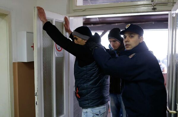 Migranti sa Kosova i Metohije ne mogu da pređu srpsko-mađarsku granicu legalnim putem, zato što imaju dokumenta sa Kosova koje naša država ne priznaje Migranti sa Kosova i Metohije ne mogu da pređu srpsko-mađarsku granicu legalnim putem, zato što imaju dokumenta sa Kosova koje naša država ne priznaje - Sputnik Srbija