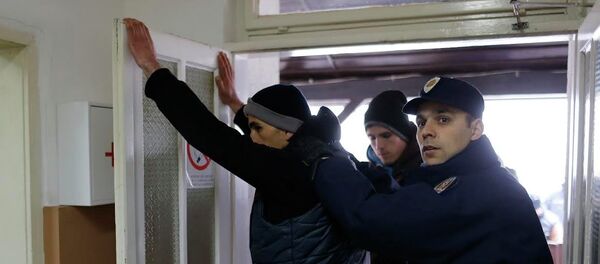 Migranti sa Kosova i Metohije ne mogu da pređu srpsko-mađarsku granicu legalnim putem, zato što imaju dokumenta sa Kosova koje naša država ne priznaje Migranti sa Kosova i Metohije ne mogu da pređu srpsko-mađarsku granicu legalnim putem, zato što imaju dokumenta sa Kosova koje naša država ne priznaje - Sputnik Srbija