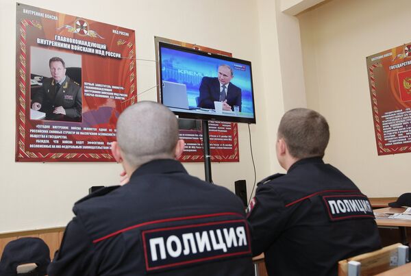 Na pitanje o ubistvu opozicionara Borisa Njemcova, Putin je visoko ocenio operativnost istražnih organa, ali je dodao da je pitanje da li će uspeti da pronađu naručioce Na pitanje o ubistvu opozicionara Borisa Njemcova, Putin je visoko ocenio operativnost istražnih organa, ali je dodao da je pitanje da li će uspeti da pronađu naručioce - Sputnik Srbija