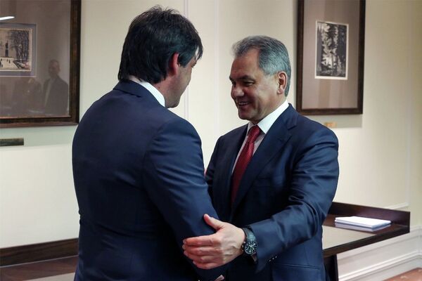 Министар Братислав Гашић учествовао је данас на Четвртој конференцији за међународну безбедност у Москви где се срео са руским колегом Сергејом Шојгуом. Министар Братислав Гашић учествовао је данас на Четвртој конференцији за међународну безбедност у Москви где се срео са руским колегом Сергејом Шојгуом. - Sputnik Србија