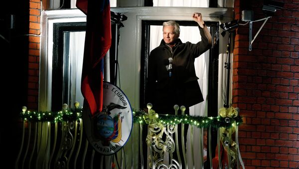 Џулијан Асанж држи конференцију за новинаре са балкона еквадорске амбасаде у Лондону 20. децембра 2012. - Sputnik Србија