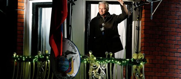 Џулијан Асанж држи конференцију за новинаре са балкона еквадорске амбасаде у Лондону 20. децембра 2012. - Sputnik Србија