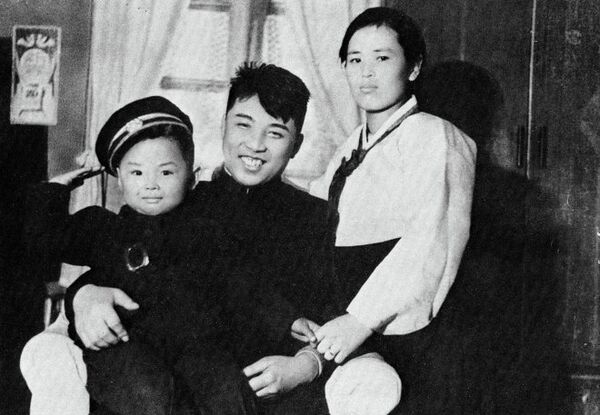 Kim Džong Il sa roditeljima, Kim Džong Suk (desno) i lider Kim Il Sung (levo) Kim Džong Il sa roditeljima, Kim Džong Suk (desno) i lider Kim Il Sung (levo) - Sputnik Srbija