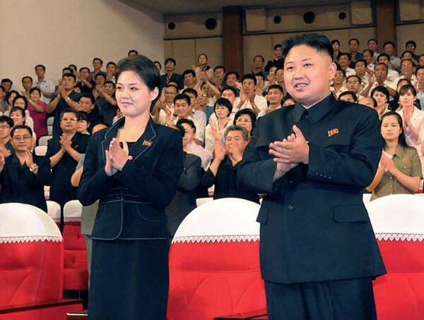 Kim Džong Un sa suprugom Ri Sol Ju Kim Džong Un sa suprugom Ri Sol Ju - Sputnik Srbija