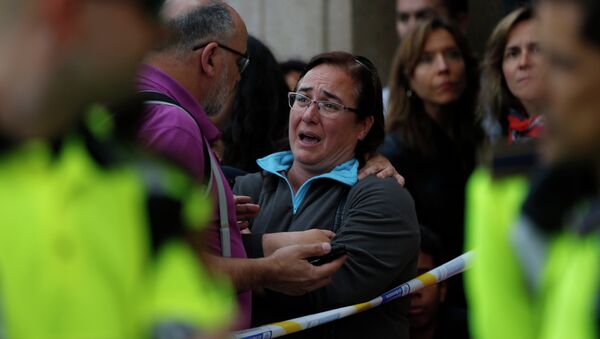 Narod ispred srednje škole u Barseloni, gde se desilo ubistvo porfesora - Sputnik Srbija
