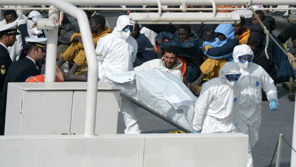 Spasioci nose udavljene migrante posle prevrtanja ribolovačkog broda - Sputnik Srbija