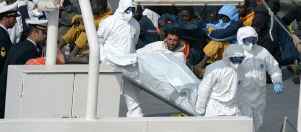 Spasioci nose udavljene migrante posle prevrtanja ribolovačkog broda Spasioci nose udavljene migrante posle prevrtanja ribolovačkog broda - Sputnik Srbija