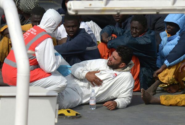 Spasilačke ekipe sa Malte sa preživelim imigrantima iz Libije Spasilačke ekipe sa Malte sa preživelim imigrantima iz Libije - Sputnik Srbija